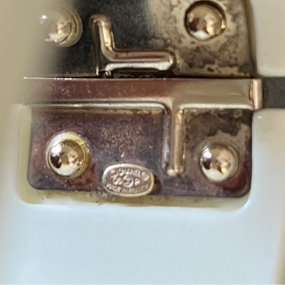 CHANEL Black & Ivory White Alluring Heart Resin 2006 Spring Hinge Cuff Bracelet - Picture 9 of 12